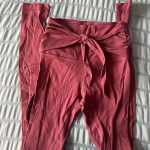 Lululemon cute high rise align leggings with a bow in the front size 2 in pink